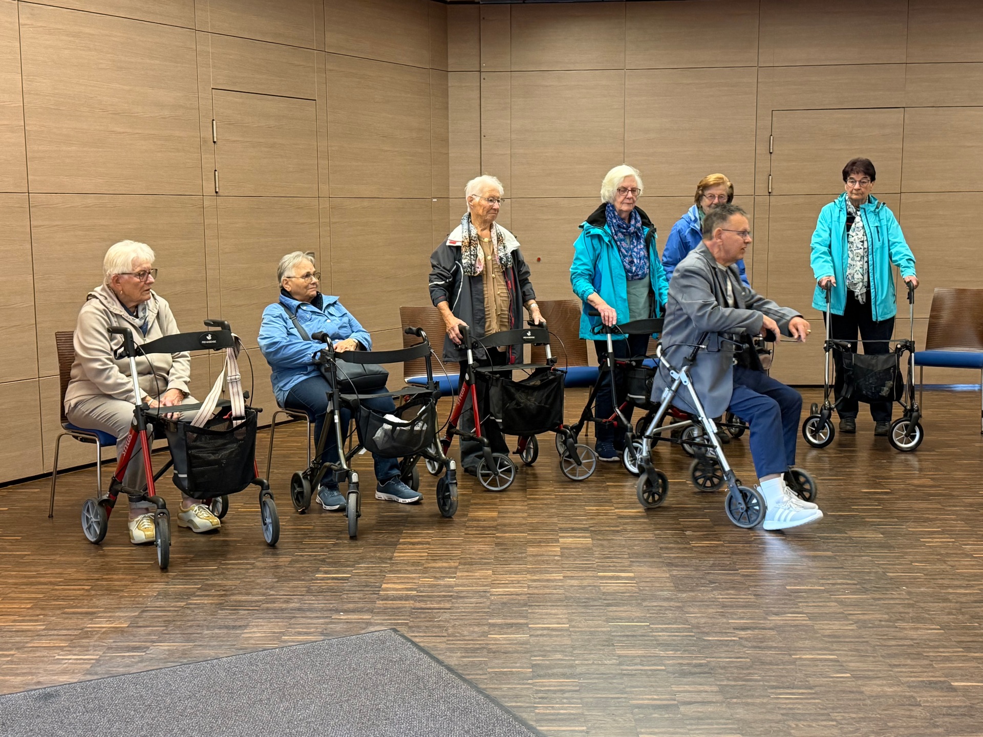 Aufmerksam folgen die Seniorinnen Heiko Weiershäuser bei seinen praktischen Tipps.