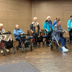 Aufmerksam folgen die Seniorinnen Heiko Weiershäuser bei seinen praktischen Tipps. Aufmerksam folgen die Seniorinnen Heiko Weiershäuser bei seinen praktischen Tipps.