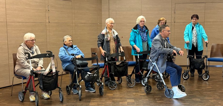Aufmerksam folgen die Seniorinnen Heiko Weiershäuser bei seinen praktischen Tipps. Aufmerksam folgen die Seniorinnen Heiko Weiershäuser bei seinen praktischen Tipps.