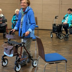 Vorbildlich manövriert Inge Brandt durch die Hindernisse. Vorbildlich manövriert Inge Brandt durch die Hindernisse.