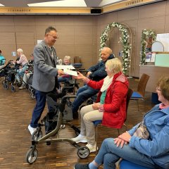 Zum Abschluss nimmt Marlis Haas den "Rollator-Führerschein" von Heiko Weiershäuser entgegen. Zum Abschluss nimmt Marlis Haas den "Rollator-Führerschein" von Heiko Weiershäuser entgegen.