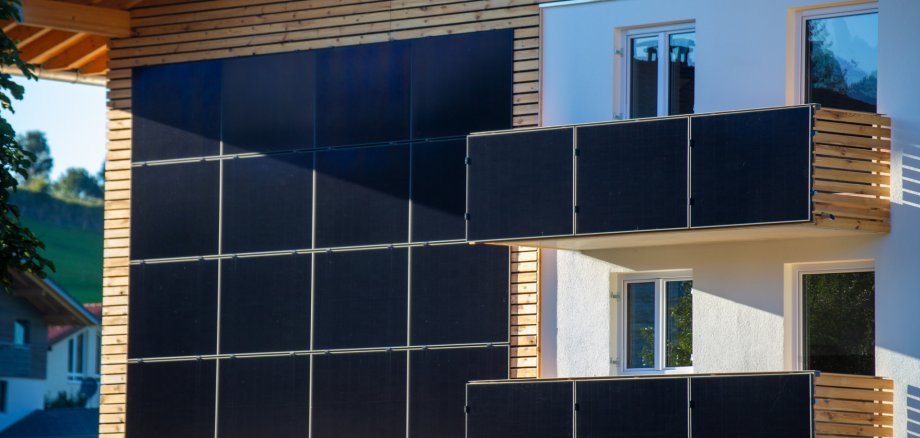 Wohnhaus mit Balkonkraftwerk und Fassadenkollektoren Wohnhaus mit Balkonkraftwerk und Fassadenkollektoren