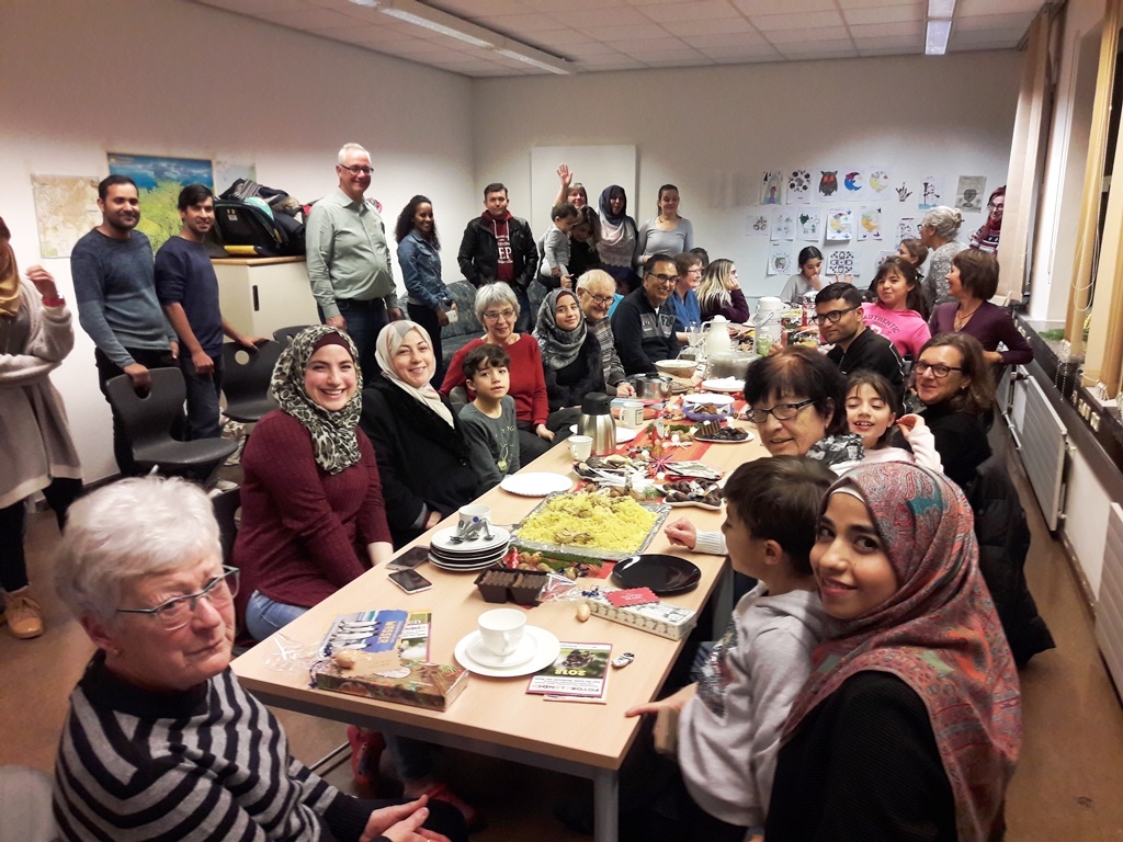 Bürgermeister Uwe Jäger (4.v.l.) während eines Besuches in der Lohfeldener Gemeinschaftsunterkunft gemeinsam mit den zahlreichen ehrenamtlichen Helferinnen und Helfern.