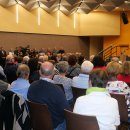 Etwa 200 Menschen nahmen an der Gedenkveranstaltung für Dr. Walter Lübcke im Lohfeldener Bürgerhaus teil.