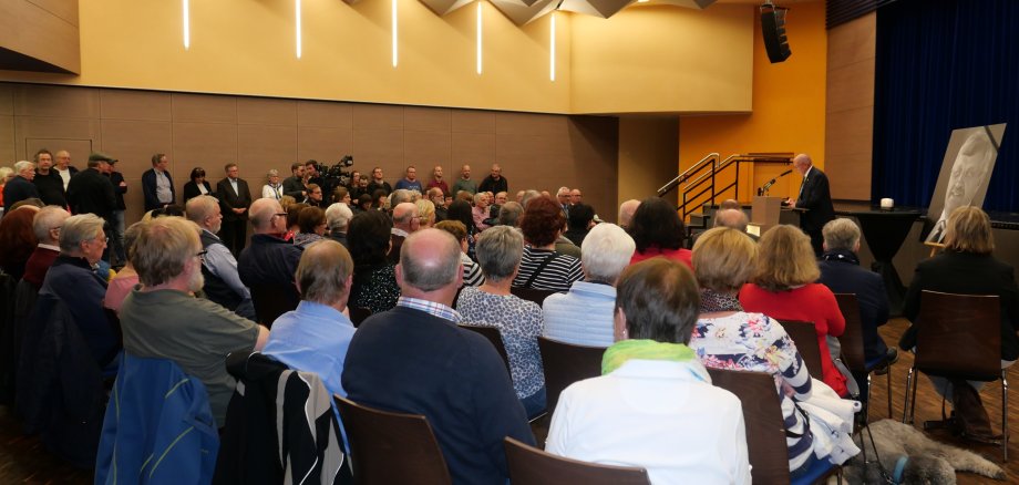 Etwa 200 Menschen nahmen an der Gedenkveranstaltung für Dr. Walter Lübcke im Lohfeldener Bürgerhaus teil.