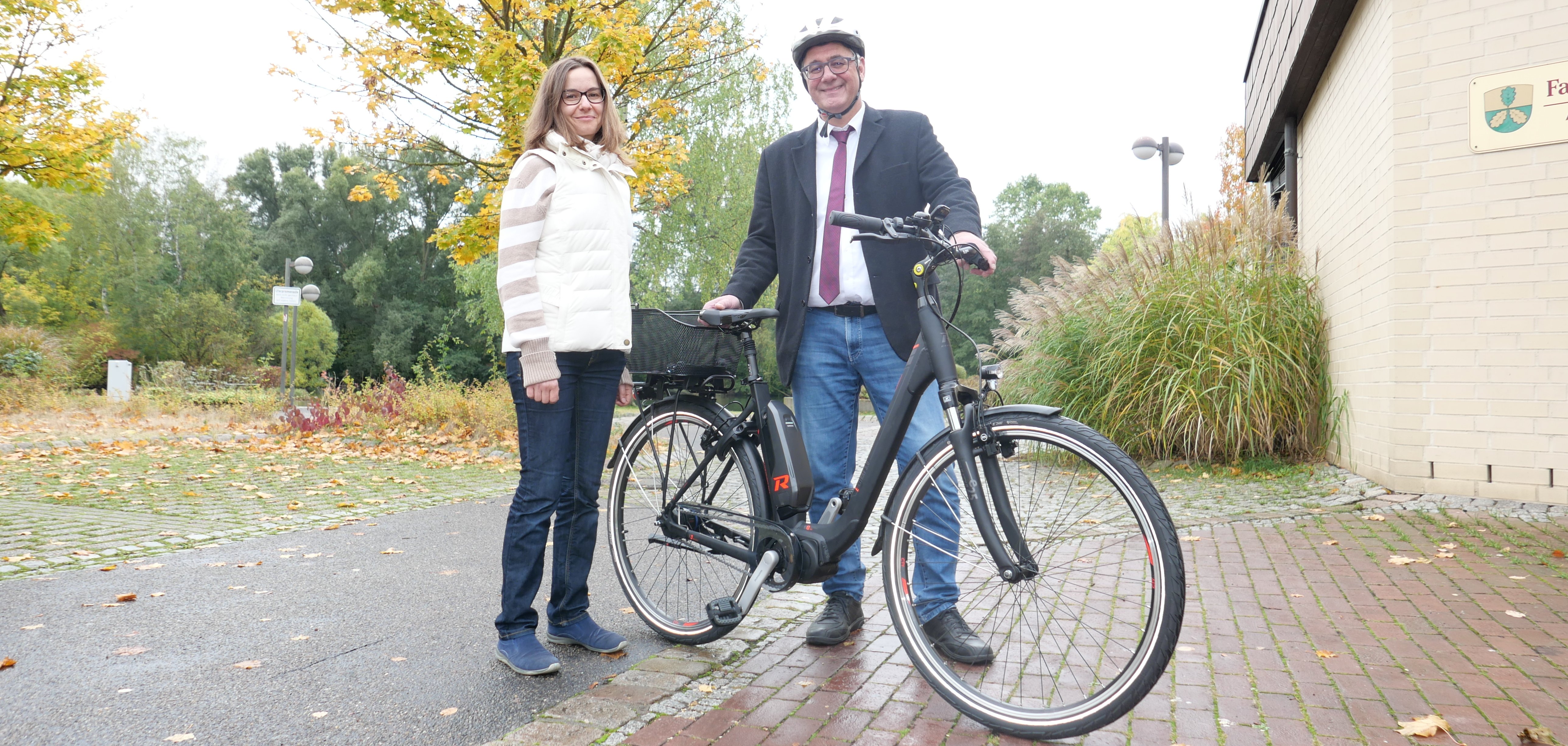 Juliane Riedel-Große vom Fachbereich Bauen und Wohnen freut sich gemeinsam mit Bürgermeister Uwe Jäger der Lohfeldener Bevölkerung ab dem 15. März 2020 das neue Pedelec ausleihen zu dürfen.