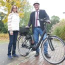 Juliane Riedel-Große vom Fachbereich Bauen und Wohnen freut sich gemeinsam mit Bürgermeister Uwe Jäger der Lohfeldener Bevölkerung ab dem 15. März 2020 das neue Pedelec ausleihen zu dürfen.