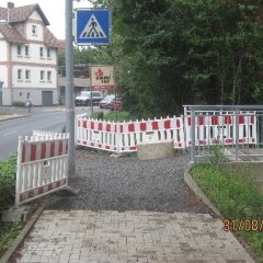 Hier werden vom 07.09. bis 11.09.2020 die Restarbeiten zur Herstellung einer barrierefreien Querung im Bereich des Fußgängerüberweges durchgeführt.