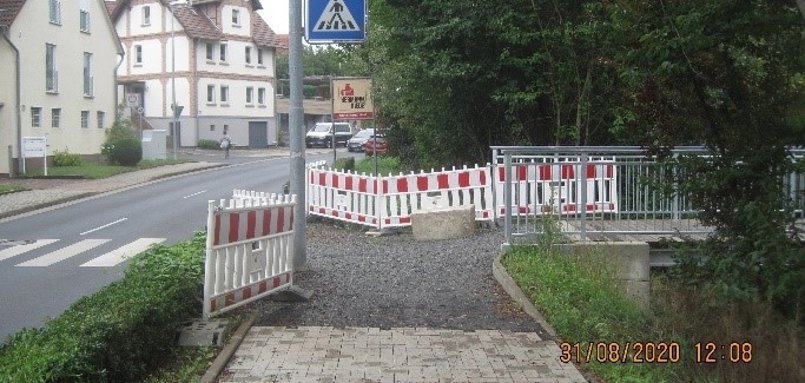 Hier werden vom 07.09. bis 11.09.2020 die Restarbeiten zur Herstellung einer barrierefreien Querung im Bereich des Fußgängerüberweges durchgeführt.