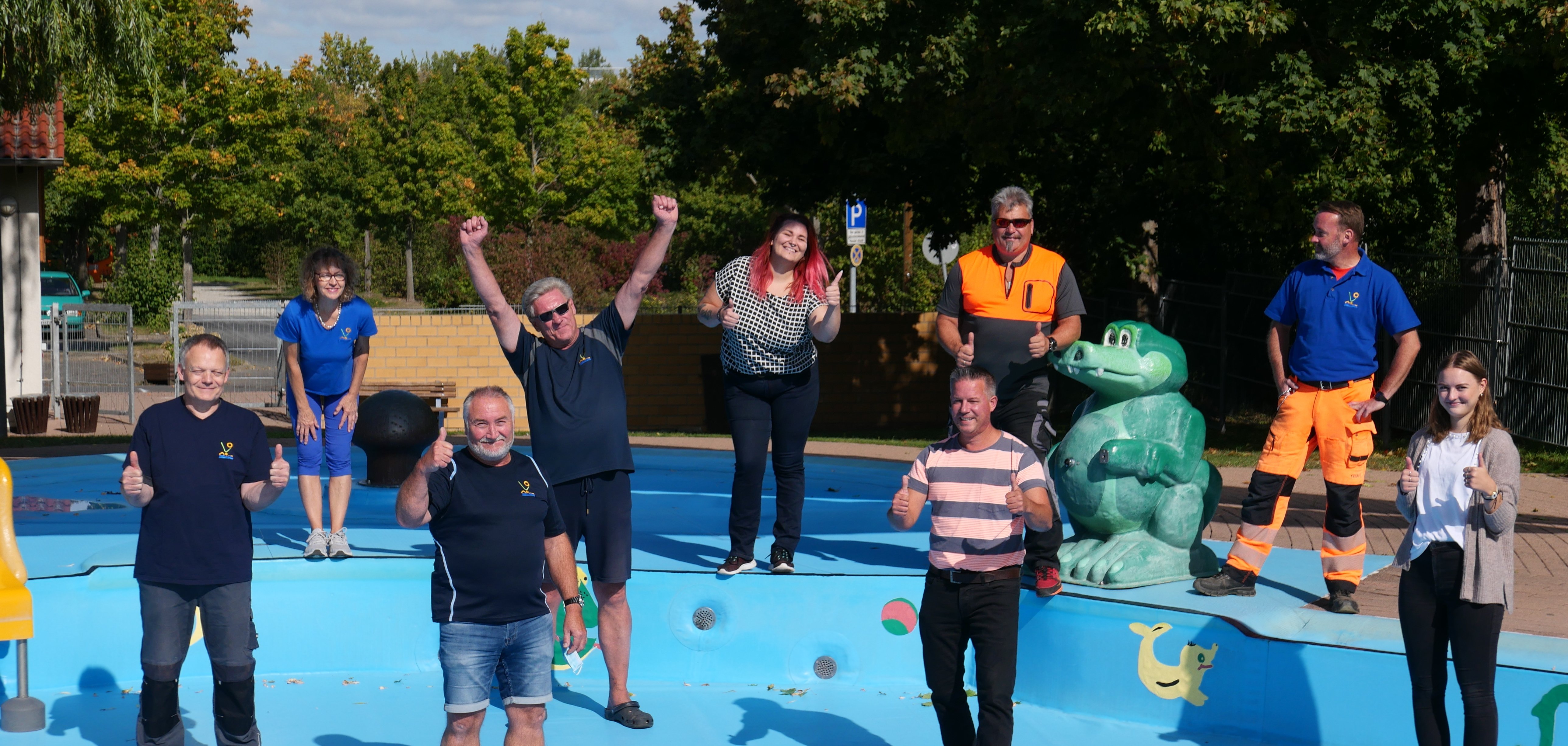 Saison beendet – das Freibad Team verabschiedet sich, v. l .n. r. Dagmar Montag, Dirk Jochens, Klaus Günther (Schwimmmeister), Klaus Hirdes, Peter Lößel, Denise Greve-Kamberi, Thorsten Bürgel (Leiter Fachbereich 2), Dirk Greve, Philipp Lahme (Bauhof) und Lea Celine Wagner (Praktikantin vom RP im Rathaus).