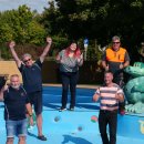 Saison beendet – das Freibad Team verabschiedet sich, v. l .n. r. Dagmar Montag, Dirk Jochens, Klaus Günther (Schwimmmeister), Klaus Hirdes, Peter Lößel, Denise Greve-Kamberi, Thorsten Bürgel (Leiter Fachbereich 2), Dirk Greve, Philipp Lahme (Bauhof) und Lea Celine Wagner (Praktikantin vom RP im Rathaus).