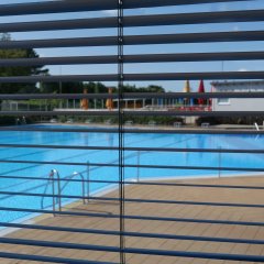 Letzter Blick aus der Wachkabine auf das leere Schwimmbecken des Lohfeldener Freibads.