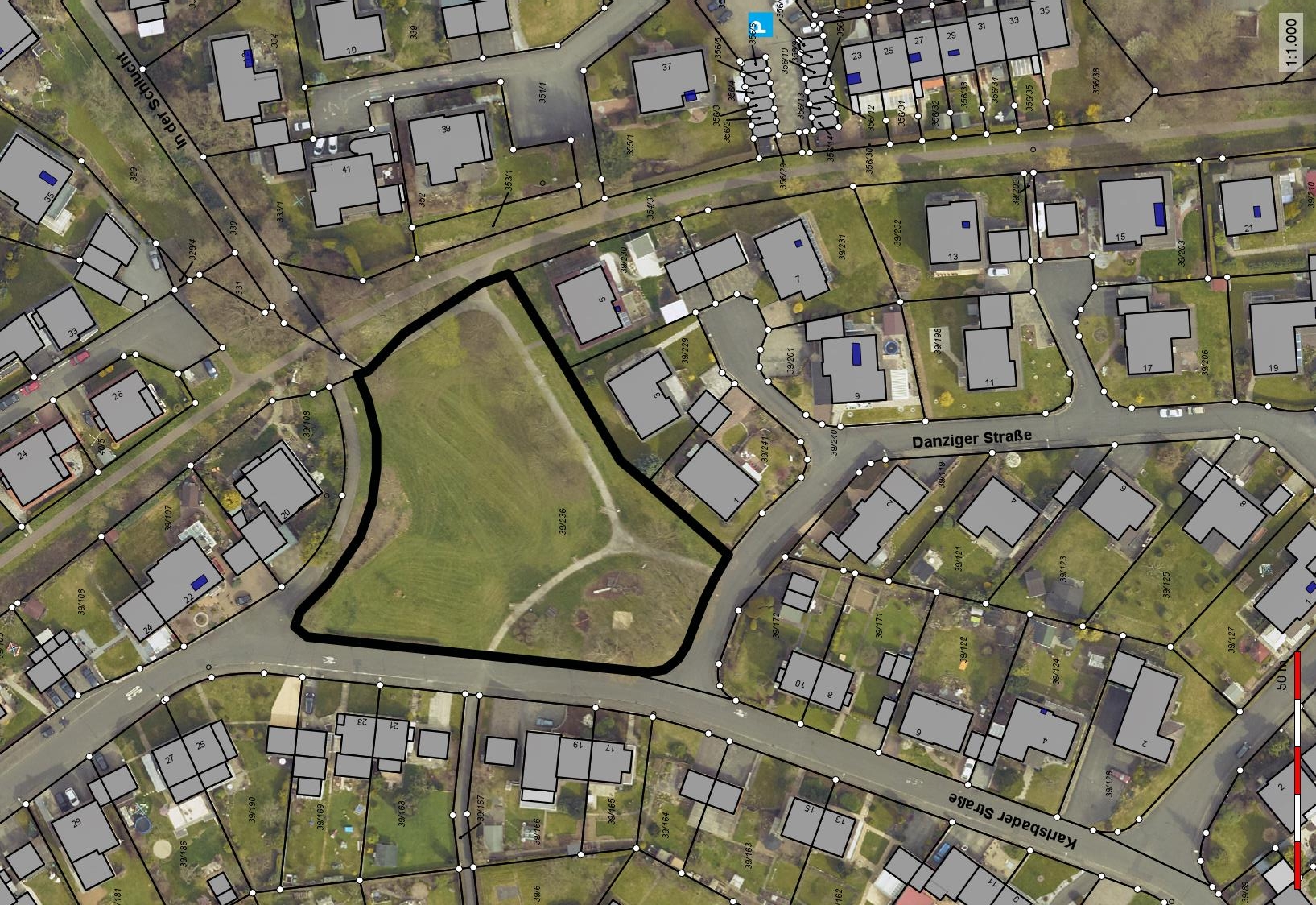 Auf dem Spielplatz Karlsbader Straße und der angrenzenden Grünfläche bestehen Anleinpflicht für Hunde.