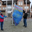 Frauenbeauftragte Lena Steffek-Herbold (l.) und Bürgermeister Uwe Jäger hissten am 25.11. die Fahne „Frei leben – ohne Gewalt“ als Zeichen zur Beseitigung von Gewalt gegen Frauen, Corona-bedingt in diesem Jahr unter Ausschluss der Öffentlichkeit, auf dem Rathausvorplatz.