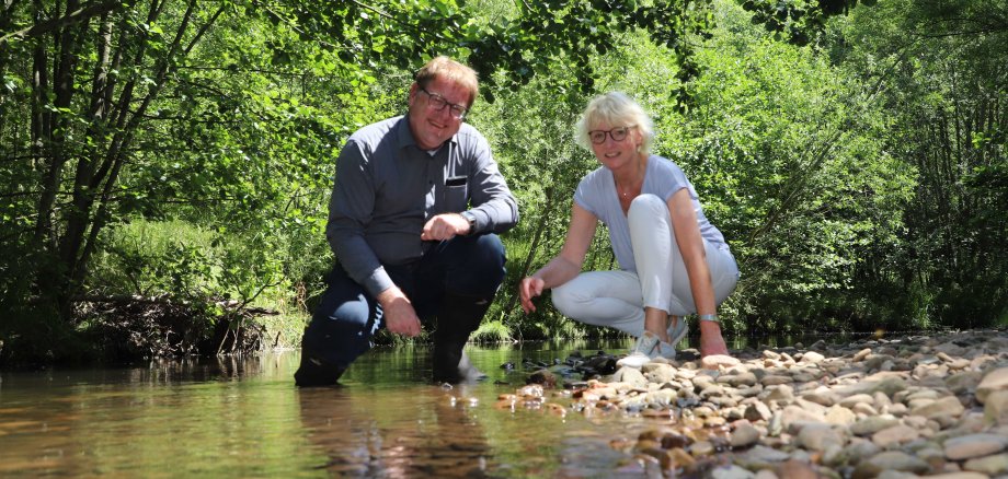 Thomas Ackermann, Dezernent für Umwelt und Klimaschutz im Landkreis Kassel und Gabriele Lemmer vom Fachdienst Wasser- und Bodenschutz – hier an der Losse bei Oberkaufungen – bitten die Bürgerinnen und Bürger sich an das Verbot zu halten, um Tiere und Pflanzen zu schützen.