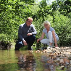 Thomas Ackermann, Dezernent für Umwelt und Klimaschutz im Landkreis Kassel und Gabriele Lemmer vom Fachdienst Wasser- und Bodenschutz – hier an der Losse bei Oberkaufungen – bitten die Bürgerinnen und Bürger sich an das Verbot zu halten, um Tiere und Pflanzen zu schützen.