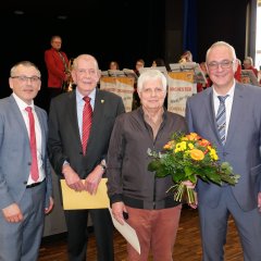 Die Ehrennadel der Gemeinde Lohfelden für über 20-jährige ehrenamtliche Tätigkeit überreichte Bürgermeister Uwe Jäger (r.) an John Jory. Als erstes gratulierten Erster Kreisbeigeordneter Andreas Siebert (l.) und Gemeindevertretervorsitzender Bernd Hirdes (2.v.l.).