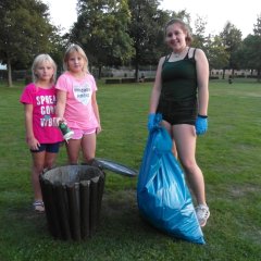 Mia und Maja Stoppek entsorgen vorschriftsmäßig ihren Müll; Lea Sandri (r.) und Josie Hentschel sammelten abends den Müll auf der Liegewiese ein.