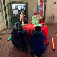 Am Nachmittag des 6.12.2020 besuchte der Nikolaus die Kinder in Lohfelden. Auf dem Rathausplatz konnten die Kleinen ihre Verse aufsagen und ein kleines Präsent abholen.