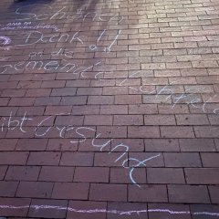 Ein „Dankeschön“, das jemand mit Kreide auf den Rathausplatz geschrieben hatte.