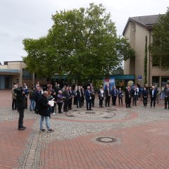 Die insgesamt etwa 100 Gäste kurz vor der Enthüllung der Gedenktafel auf dem neu benannten „Dr.-Walter-Lübcke-Platz“ während der Rede von Irmgard Braun-Lübcke.