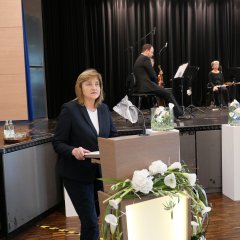 Die Hessische Staatsministerin Eva Kühne-Hörmann betonte in ihrer Rede, dass man das Geschehene nie vergessen dürfe.
