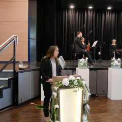 Stellvertretende Vorsitzende der Gemeindevertretung, Paula Götze, während ihrer Begrüßungsansprache.