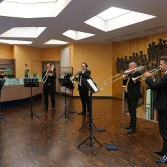 Musikerinnen und Musiker des Kasseler Staatsorchesters sorgten mit ausgesuchten Musikstücken für die würdevolle musikalische Umrahmung der Gedenkfeierlichkeiten auf der Bürgerhausbühne und im Rathausfoyer.