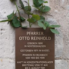 Gedenktafel an Pfarrer Otto Reinhold neben der Kirchentür.