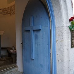 Gedenktafel an Pfarrer Otto Reinhold neben der Kirchentür.
