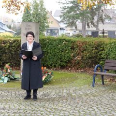 Gedenken am Ehrenmal auf dem Friedhof Bergstraße, (v. l. n. r.), VDK-Vorsitzende Waltraud Delmes, Erste Beigeordnete Bärbel Fehr und Pfarrer Klaus-Dieter Inerle.