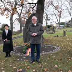 Gedenken am Ehrenmal auf dem Friedhof Ochshausen, (v. l. n. r.), Erste Beigeordnete Bärbel Fehr, Bürgermeister Uwe Jäger und Pfarrer Klaus-Dieter Inerle.