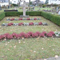 In Ochshausen wurden auch Blumensträuße auf den Gräbern der 12 Kinder niedergelegt, die am 01.09.1942 bei einem tragischen Unfall durch die Explosion einer Brandbombe während des Schulunterrichts ums Leben gekommen sind.