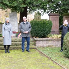 Gedenken am Ehrenmal auf dem Friedhof Vollmarshausen, (v. l. n. r.), VDK-Vorsitzender Dieter Eckert, Pfarrerin Kerstin Grenzebach und Bürgermeister Uwe Jäger.