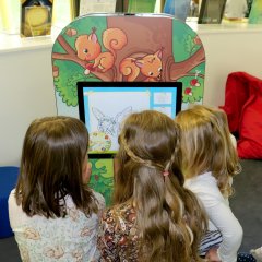 Die KiTa-Kinder testen den neuen interaktiven Lern- und Spieltisch.