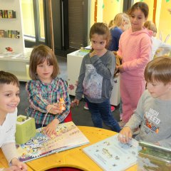 Die KiTa-Kinder sind von den neuen Möglichkeiten in der Bücherei begeistert.