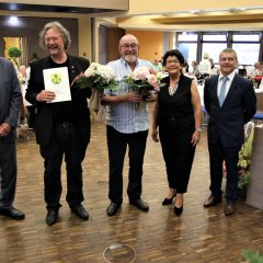 Die Gemeindevertreter Dr. Eike Bornmann (2.v.l.) und Jürgen Kirchner (M.) erhielten die Ehrennadel der Gemeinde Lohfelden. Bürgermeister Uwe Jäger (l.), Erste Beigeordnete Bärbel Fehr (2.v.r.) und Gemeindevertretervorsitzender Norbert Thiele gratulierten herzlich.