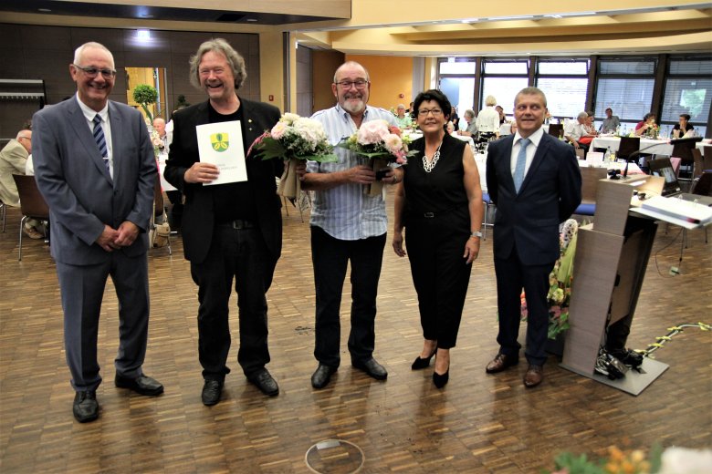Die Gemeindevertreter Dr. Eike Bornmann (2.v.l.) und Jürgen Kirchner (M.) erhielten die Ehrennadel der Gemeinde Lohfelden. Bürgermeister Uwe Jäger (l.), Erste Beigeordnete Bärbel Fehr (2.v.r.) und Gemeindevertretervorsitzender Norbert Thiele gratulierten herzlich.