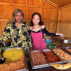 Die Betreiberinnen der afrikanischen Hütte mit ihren leckeren Speisen.  