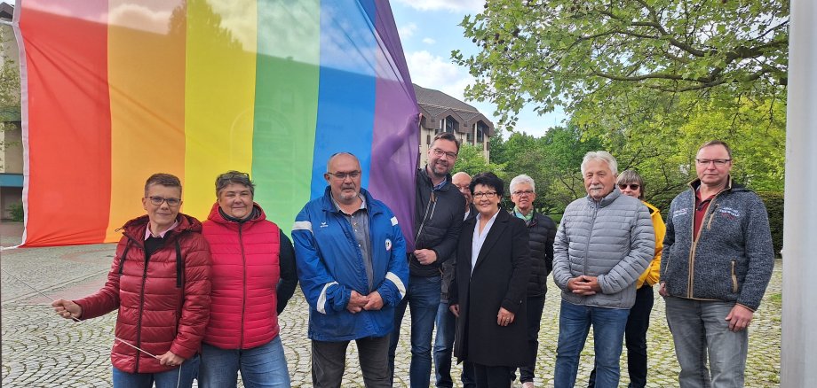 Die Teilnehmerinnen und Teilnehmer hissten gemeinsam die Regenbogenflagge  am 17. Mai anlässlich des „Internationalen Tags gegen Homo-, Bi-, Inter- und Transphobie (IDAHOBIT)“.