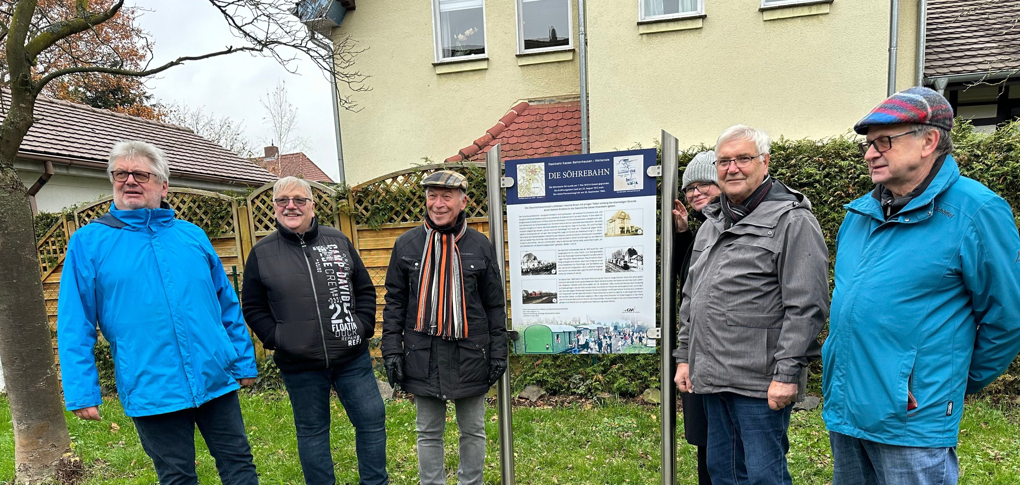 Die „Projektgruppe Söhrebahn“ am Schild an der Söhrebahn-Trasse auf der Höhe des alten Bahnhofs Ochshausen v. l. n. r.: Walter Wittig, Hannes Preßler, Geschichtswerkstatts-Sprecher Volker Wagner, Grafikerin Sandra Köhler, Kurt Hummelt und Hermann Kinzl. 