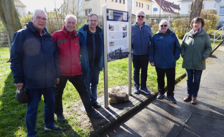 Söhrebahn-Tafel Bahnhof Vollmarshausen. Von links: Kurt Hummelt, Volker Wagner, Hermann Kinzl, Walter Wittig, Hannes Preßler, Ulrike Sturm.