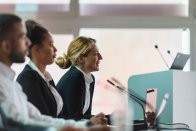 Menschen bei einer Konferenz in einem Sitzungssaal.