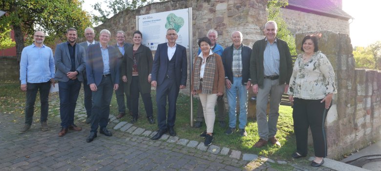 n der Kirche Crumbach in Lohfelden gibt es jetzt einen von 15 Audiowalks: Unser Bild zeigt Rafael Jové, Geschäftsführer FunkHaus Ost, Andreas Schönemann, Sprecher der TAG GrimmSteig‐ErlebnisRegion, Bürgermeister Uwe Jäger, Peter Nissen, Leiter Servicezentrum Regionalentwicklung, Stefan Frankfurth, Vorsitzender Tag Habichtswald, Manuela Greipel, Geschäftsführerin Naturpark Reinhardswald, Landrat Andreas Siebert, Bärbel Fehr, Erste Beigeordnete der Gemeinde Lohfelden, die Sprecher Volker Wagner, Gerhard Fehr und Herbert Brethauer sowie Pfarrerin Andrea Fugmann‐Szugfill