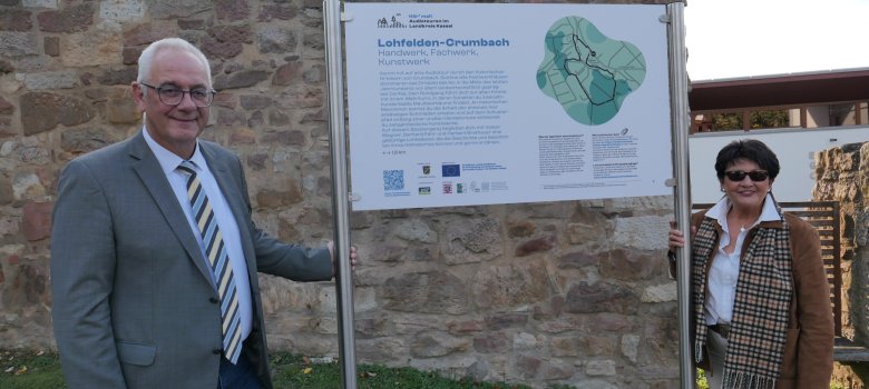 Erste Beigeordnete Bärbel Fehr und Bürgermeister Uwe Jäger freuen sich über den "Audiowalk Crumbach", der als Teil des Projektes „Hör mal – Audiotouren im Landkreis Kassel“ entstanden ist.
