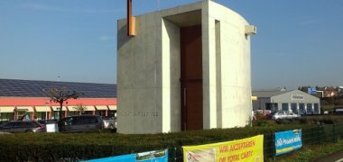  Die Kapelle ist aus rohem Beton in sehr stabiler Weise gebaut. Sie soll Ihnen ein Gefühl von Geborgenheit und Stärke vermitteln. Die Kreuz-Stele steht nicht ganz in der Mitte, will aber daran erinnern, dass Jesus Christus in der Mitte unseres Lebens bei uns sein will. Die Kapelle wurde am 26. Oktober 2009 eingeweiht und wurde von Heinz Fehr gestiftet.