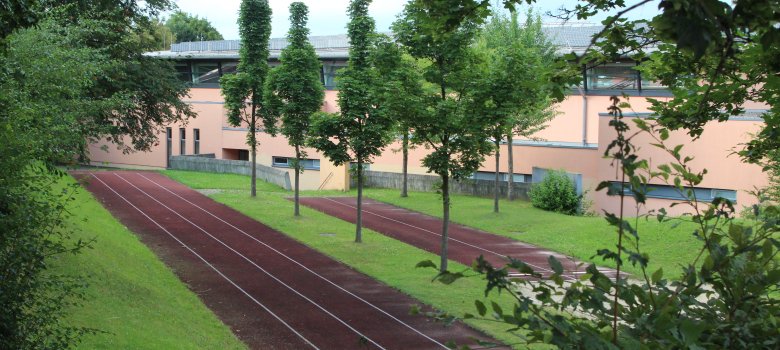 Mehrzweckhalle mit Außengelände (Rainer Sander).JPG