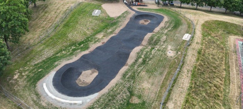 Die Pumptrackanlage Lohfelden. Luftbild der neuen Pumptrackanlage Lohfelden.