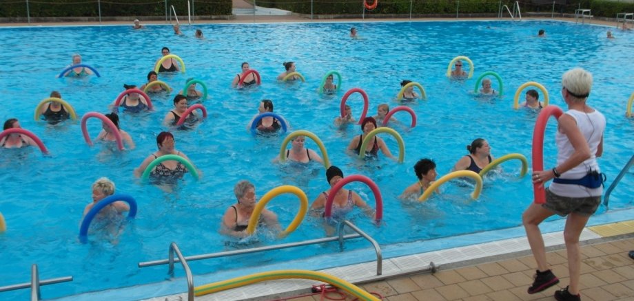 Blick auf Aquafitness im Schwimmbecken im Freibad Lohfelden