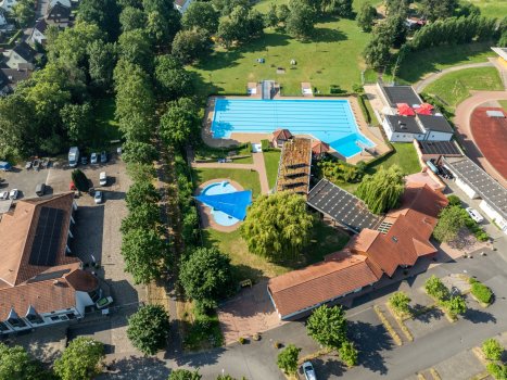 Freibad (Luftbild) (Rainer Sander).JPG